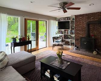 Peaceful riverfront house, dog-friendly, woodstove, decks, bbq, firepit, dock - Newfane - Sala de estar