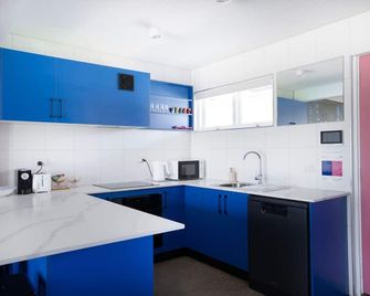 Riverfront Villa 6 Surfers Paradise with Pool - Cedar Creek, Gold Coast - Küche