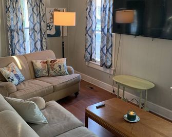 Mermaid's and Mutts Retreat - Beach Front, Pet Friendly, Wi-Fi, Off-Street Park - Norfolk - Living room