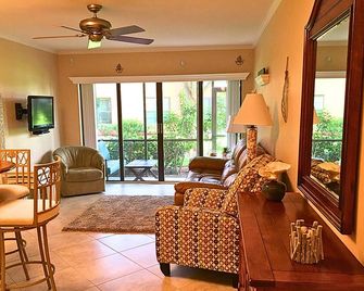 Mariner 1st Floor Condo Across from the Beach - Marco Island - Wohnzimmer