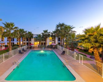 Ramada by Wyndham Kingman - Kingman - Uima-allas
