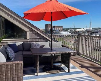 Millie's-Historic New Bedford, 2BR w. water views - New Bedford - Balcony