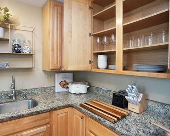 Stylish home in quaint neighborhood with luxe bedding • Fast WiFi • Pet Friendly - Simsbury - Keuken