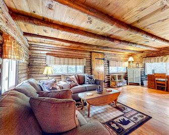 Quiet dog-friendly home with screened porch, deck, & firepit - golf nearby - Ossipee - Living room