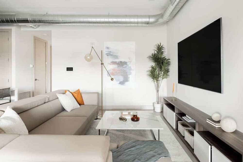 Walk to Gameday - Jefferson Park Condo - Tesoro - דנבר - סלון