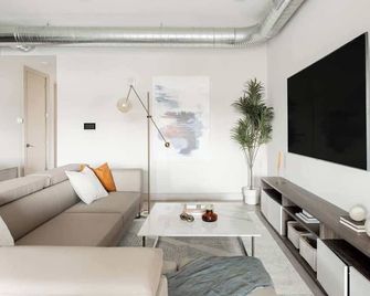 Walk to Gameday - Jefferson Park Condo - Tesoro - דנבר - סלון