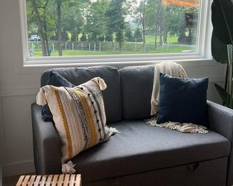The Tiny Getaway Home - Elizabethtown - Вітальня