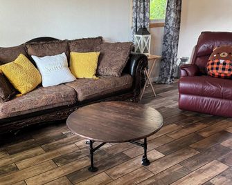 Welcome to Orange Blossom Cottage at Dirty Dog Organic Farm. - Leesburg - Obývací pokoj