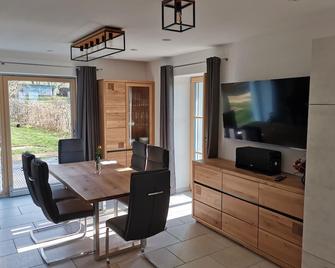 Apartment (80sqm) with balcony (10sqm) 2km away from Weißenburg - Weißenburg in Bayern - Dining room