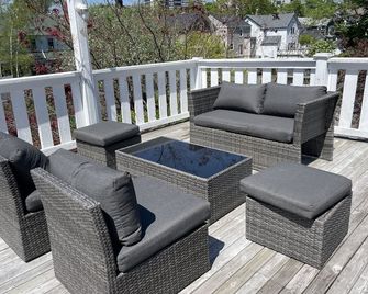 Upper TwoBedroom Close to Everything/ Schools/Restaurants - Halifax - Patio
