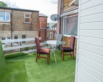 Studio 3 - Rear, 1st Floor - Bromley - Patio