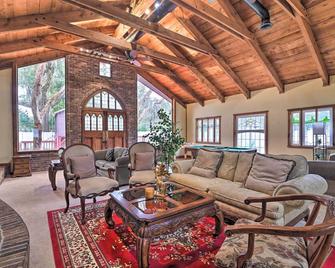 Grand Valrico Home with Deck, Fire Pit and Yard! - Valrico - Sala de estar