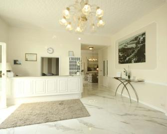 Hotel Coluccini - Marina Di Pietrasanta - Front desk
