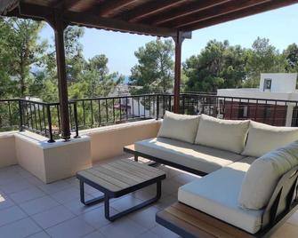 A beautiful peaceful villa 10 minutes walk from the beach - Akbük - Balcony