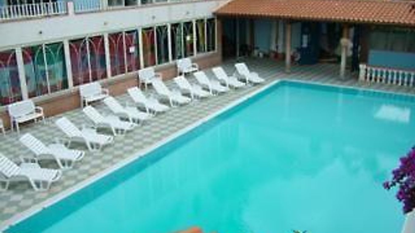 أوسي أزورا فيلدج