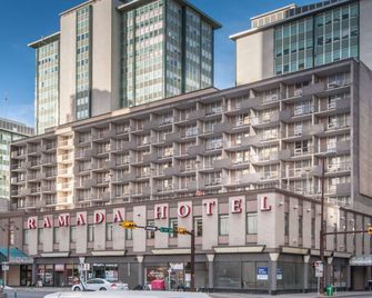 Ramada Plaza by Wyndham Calgary Downtown - Calgary - Building