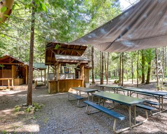 Intimate Creekfront Cabin with Private Sauna near Willamette National Forest - McKenzie Bridge - Patio