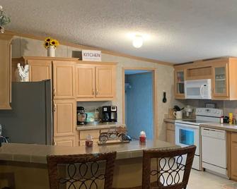 The Farm Getaway!!!! - Grand Rivers - Kitchen