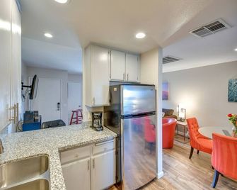 Central Palm Springs Resort Condo with 2 Balconies - Palm Springs - Cocina