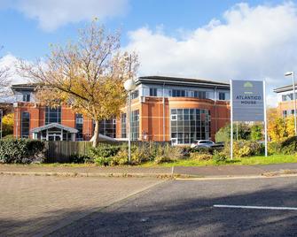 Modern 2 Bed Flat by Heathrow Airport, Free Parking - Isleworth - Building