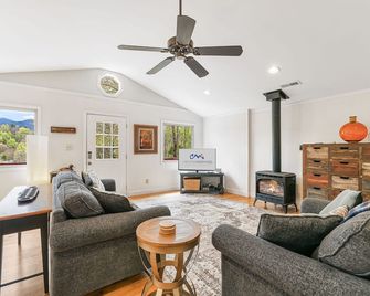 Pet-Friendly Mountain Views + Biltmore Pass | 20 Mins to Asheville - Mars Hill - Sala de estar