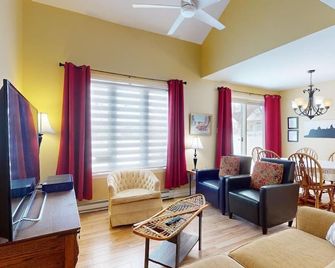 P-17: 3-bedroom condo for 8 people - Beaupre - Living room