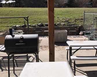 Black Hills Cabins & Motel at Quail's Crossing - Hill City - Patio