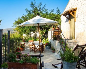 Homerez - Apartment in Abbateggio - Abbateggio - Patio