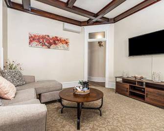 Masterpiece on Main 1 - Dubuque - Living room