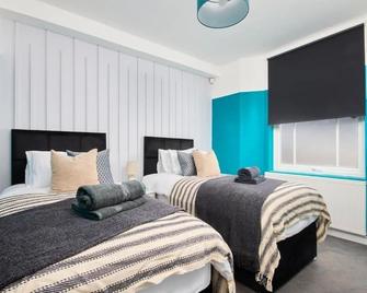 The Exquisite Gem of Central Bristol - Sleeps 18 - Bristol - Bedroom