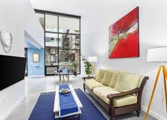 Open Loft in Redmond Core - 92 Walkscore! - Redmond - Living room