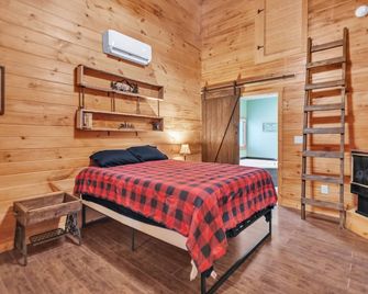 New! Hillside Hideaway 2-Bedroom Cabin - Elizabethton - Bedroom