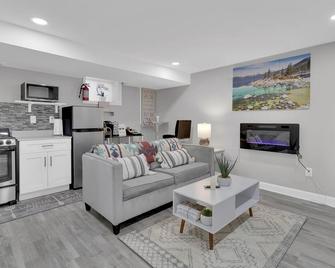 Cozy Modern Beautiful Studio+Parking. Walk to DC Metro. Perfect for Long Stays! - Washington D. C. - Sala de estar