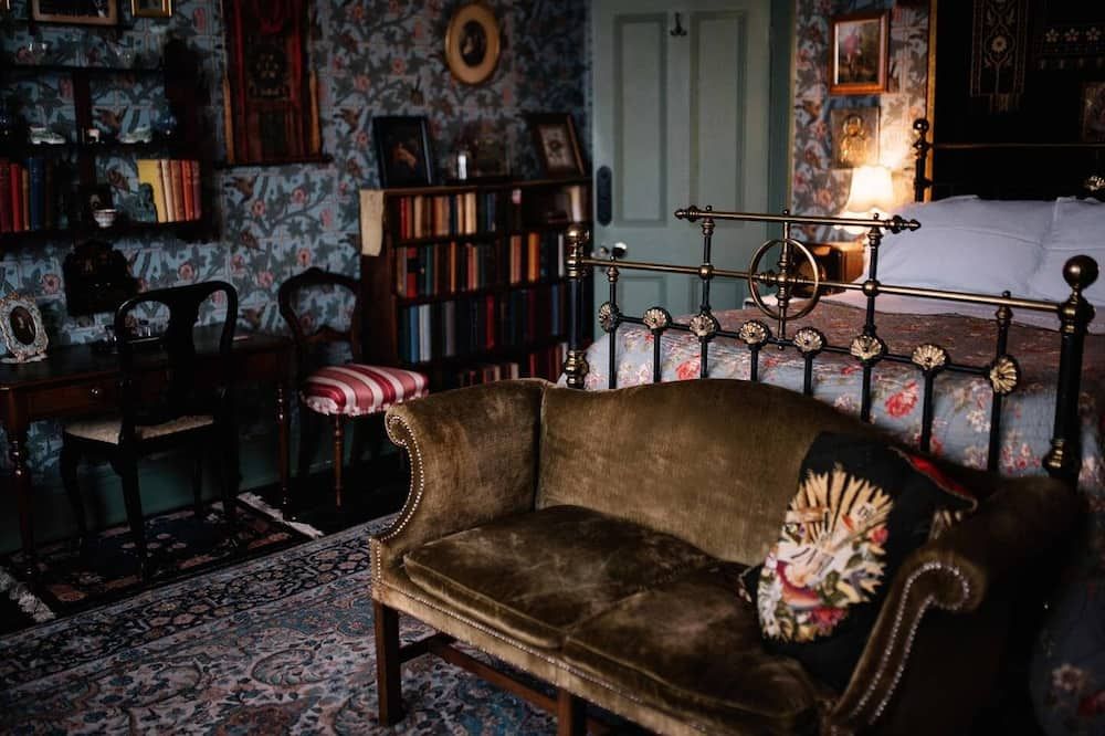 سان بندكت بي آن بي - هيستينغس - ردهة