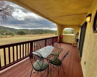 1.5 Bedroom suite overlooking Shooting Star Ranch - Mariposa - Balcon