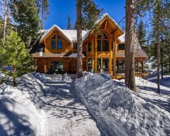 Spacious Luxury Cabin/Home on Private Lake w/Hot Tub & Amazing Views - Bend - Bend - Building