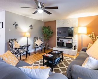 Minutes to Airport, Waterfront and Downtown Sleeps 6 - Bellingham - Living room