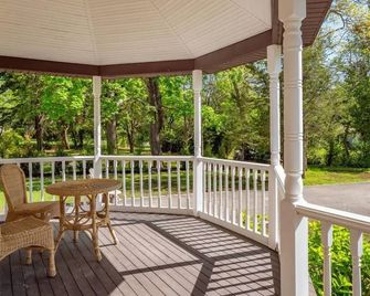 Southampton Shores Getaway - Heated Pool, 4 Minute Walk to a Beach and Tennis - Southampton - Balcony