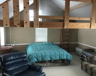 Beautiful log home, with impressive view on Big Pine Lake near Perham, MN. - Perham - Habitación