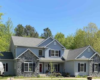 Guest suite in the woods with private entry - Lincoln - Building