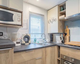 Camping with pool, terrace & garden - Pont-Aven - Kitchen