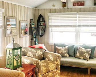 Newly Renovated Harborview Hampton Cottage! Scenic retreat! - Hampton - Living room