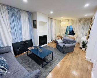 Two bedroom apt on the beach with ocean view!! - Santa Monica - Wohnzimmer