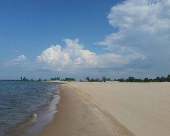 Perfect location! Family friendly 4 Bedroom home - 5 minute walk to the beach! - Muskegon - Strand
