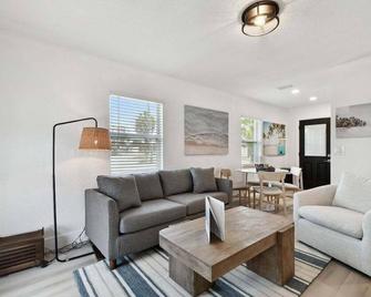 One Block from Gulf Shores Treasure Island John's Pass Boardwalk - Saint Pete Beach - Living room