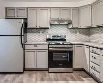 Charming 3-bedroom townhome with AC, WiFi in marvelous Baltimore - Baltimore - Kitchen