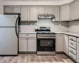 Charming 3-bedroom townhome with AC, WiFi in marvelous Baltimore - בולטימור - מטבח