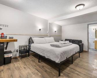 Ponderosa Pines: Motel Room 18- Peaceful room in the woods - Lead - Slaapkamer