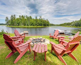 Dock, Fire Pit Historic Lakefront Cabin in Mercer - Mercer - Patio