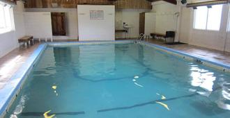 Camelot Court Motel - Prince George - Piscina